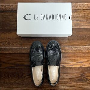 La CANADIENNE Women's Black Patent Loafers，Shoes come with the box.